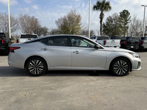 Used 2024 Nissan Altima 2.5 SV image 3