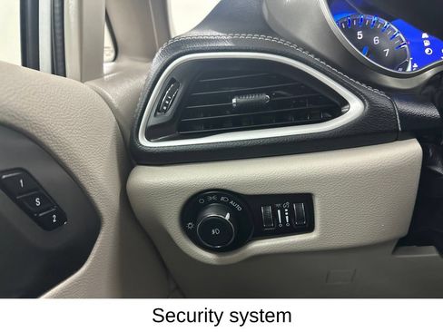 Used 2024 Chrysler Pacifica Touring-L FWD image 41