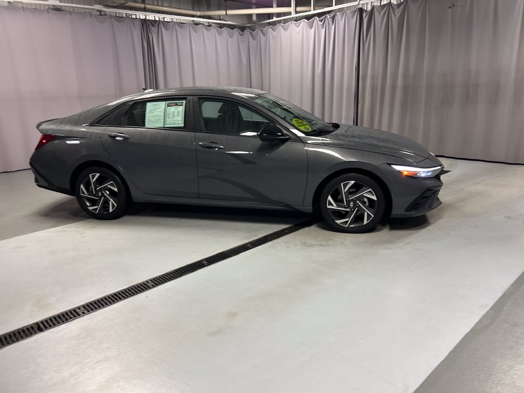 Used 2025 Hyundai Elantra Sport FWD image 8