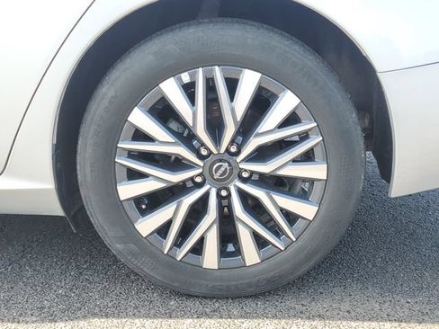 Used 2024 Nissan Altima 2.5 SV FWD image 27
