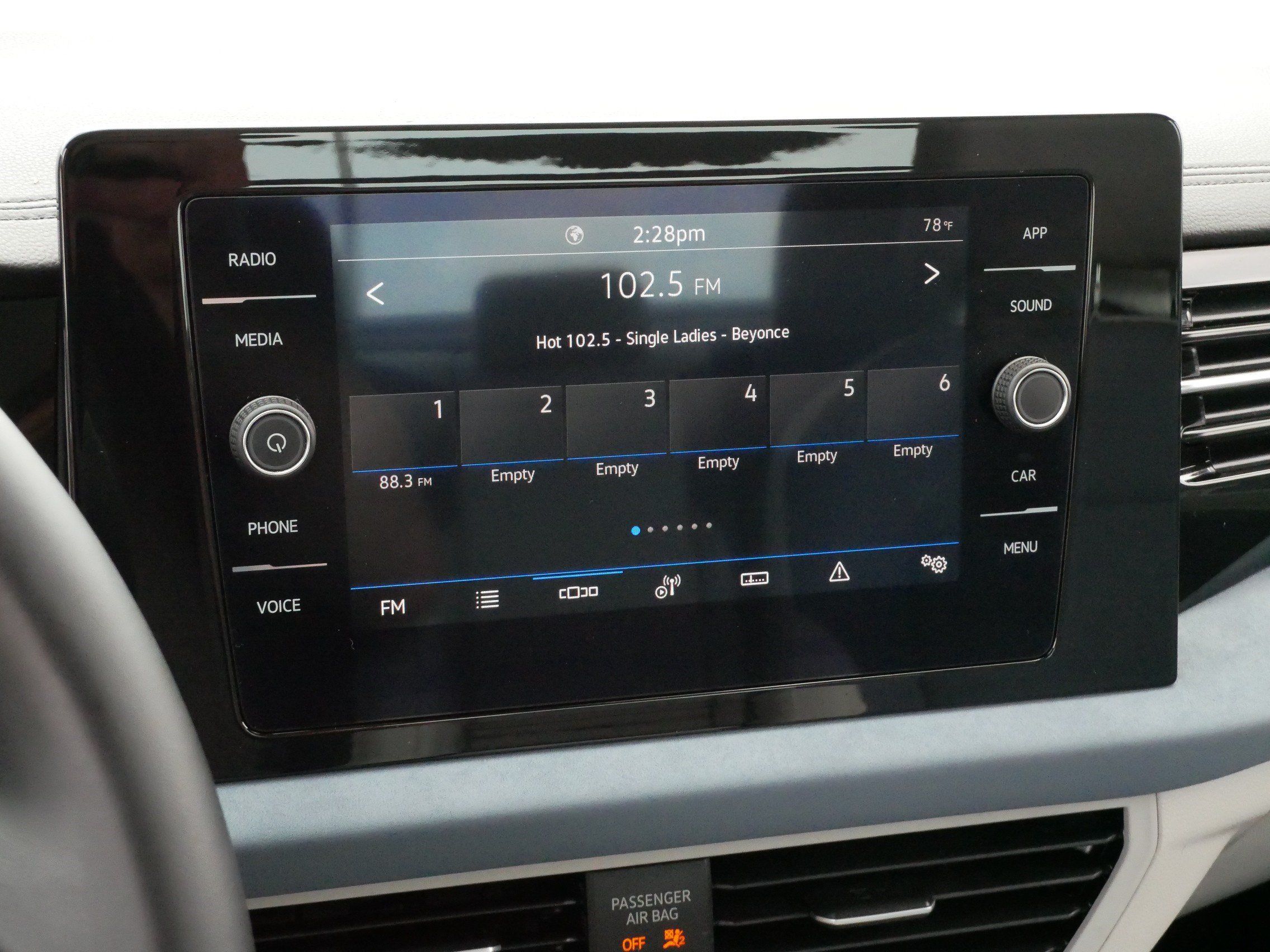 Certified 2025 Volkswagen Jetta SE w/ Sunroof Package FWD image 22
