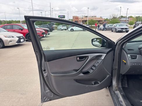Used 2014 Hyundai Elantra SE w/ Option Group 02 FWD image 9