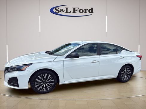 Used 2025 Nissan Altima 2.5 SV FWD image 2