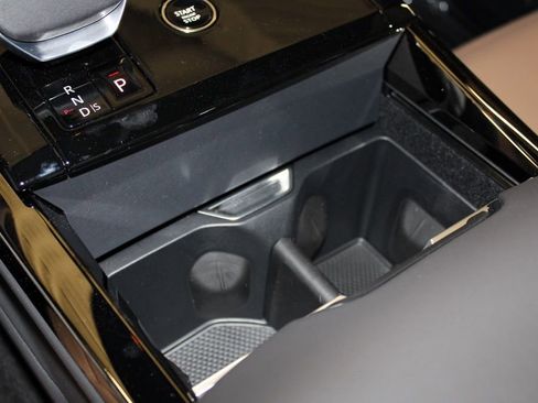 Used 2025 Land Rover Range Rover SE image 57