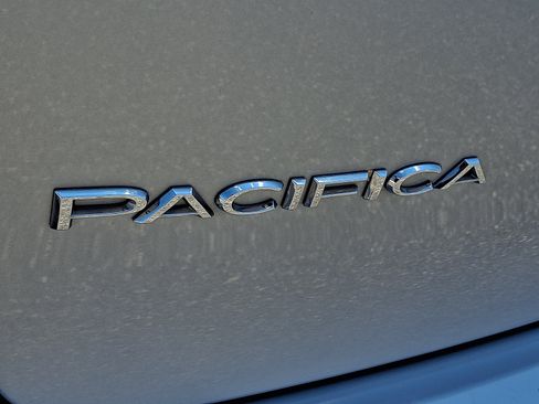 Used 2024 Chrysler Pacifica Touring-L FWD image 30