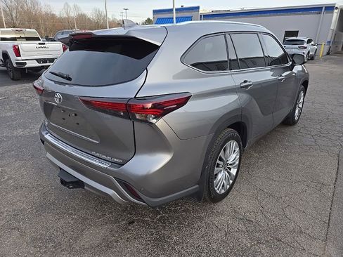 Used 2025 Toyota Highlander Platinum image 7