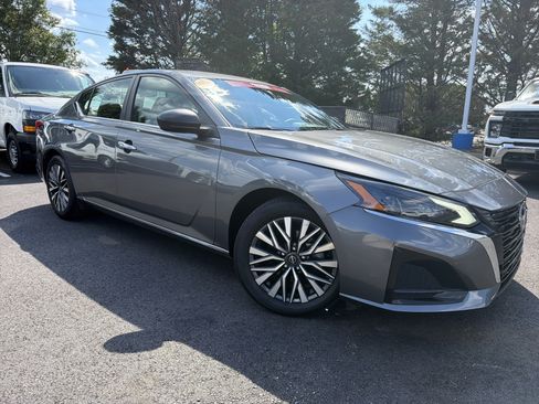 Used 2024 Nissan Altima 2.5 SV FWD image 2