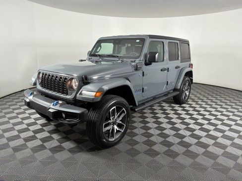 Used 2024 Jeep Wrangler Unlimited w/ Convenience Group AWD/4WD image 15