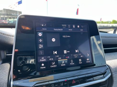 Used 2025 Jeep Compass Latitude w/ Sun & Sound Group AWD/4WD image 18