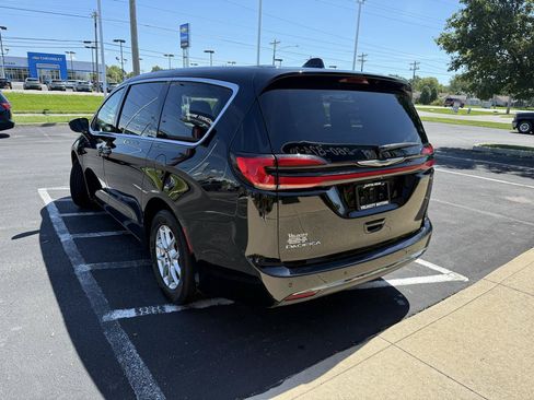 Used 2024 Chrysler Pacifica Touring-L FWD image 24