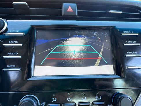 Used 2018 Toyota Camry LE image 17