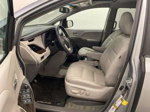 Used 2017 Toyota Sienna Limited image 8