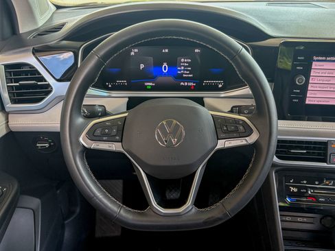 Used 2025 Volkswagen Taos SE FWD image 28