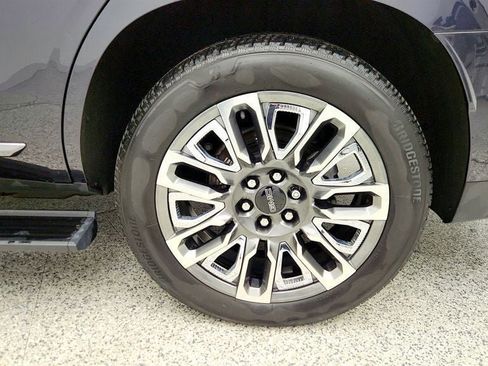 Used 2023 GMC Yukon Denali Ultimate AWD/4WD image 9