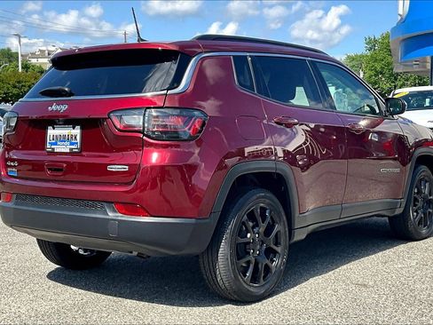 Used 2022 Jeep Compass Latitude w/ Sun and Sound Group AWD/4WD image 2