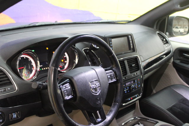Used 2016 Dodge Grand Caravan SXT FWD image 14