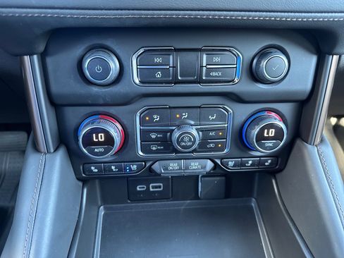 Used 2023 Chevrolet Suburban High Country image 8