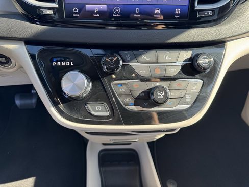 Used 2024 Chrysler Pacifica Touring-L image 10