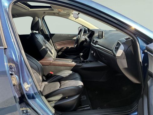 Used 2018 MAZDA MAZDA3 Touring FWD image 12