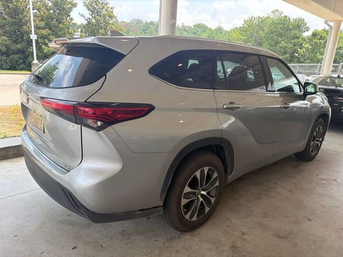 Used 2021 Toyota Highlander XLE FWD image 3