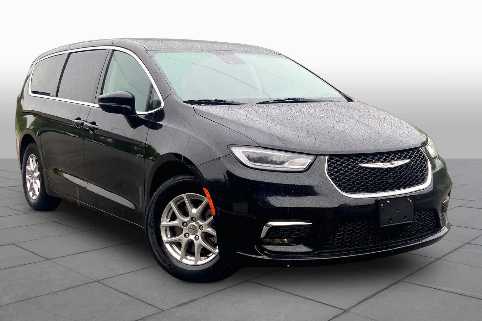Used 2024 Chrysler Pacifica Touring-L FWD image 3