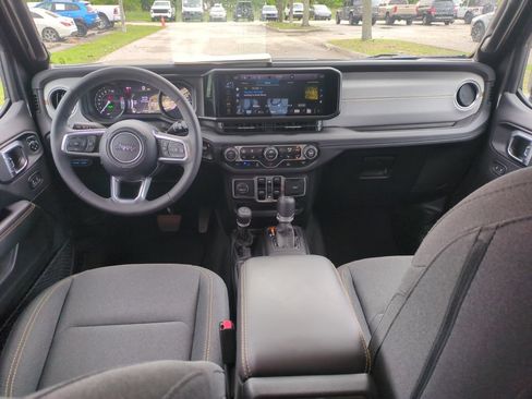 Used 2025 Jeep Wrangler Unlimited Sahara AWD/4WD image 16