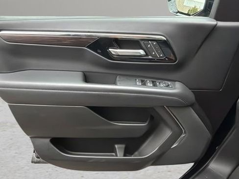 Used 2025 Chevrolet Suburban Z71 AWD/4WD image 16