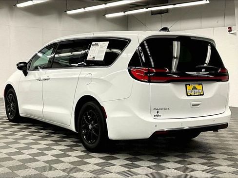 Used 2024 Chrysler Pacifica Touring-L FWD image 3