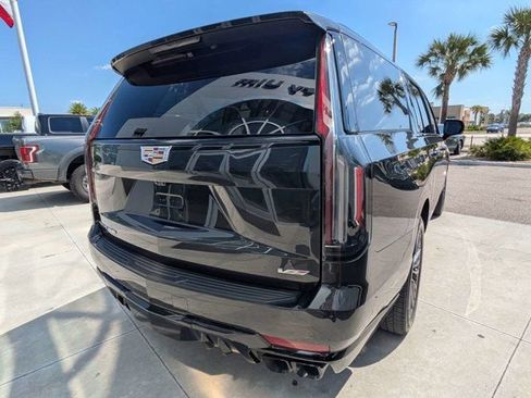 Used 2024 Cadillac Escalade ESV V image 2