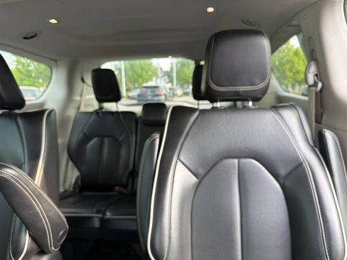 Used 2023 Chrysler Pacifica Limited FWD image 13