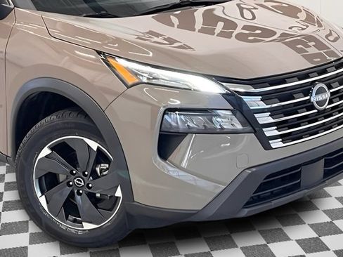 Used 2025 Nissan Rogue SV AWD/4WD image 17