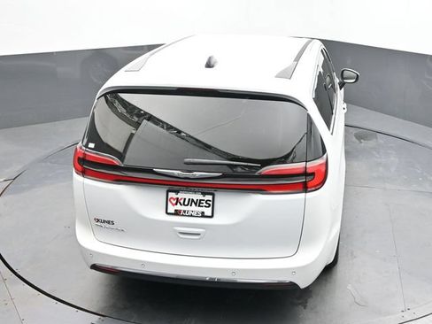 Used 2023 Chrysler Pacifica Touring-L FWD image 37