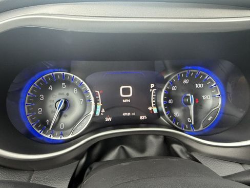 Used 2024 Chrysler Pacifica Touring-L FWD image 13
