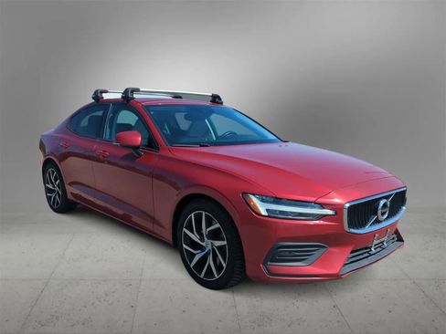 Used 2020 Volvo S60 T6 Momentum image 2