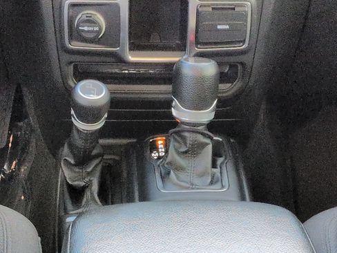 Used 2023 Jeep Gladiator Sport AWD/4WD image 17