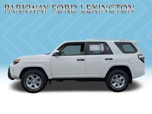 Used 2018 Toyota 4Runner SR5 AWD/4WD image 2
