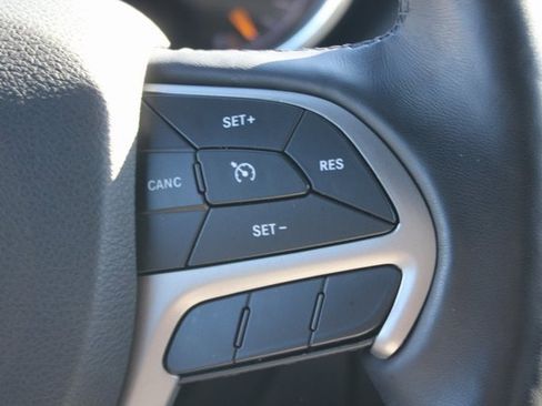 Used 2022 Jeep Grand Cherokee Laredo X image 16