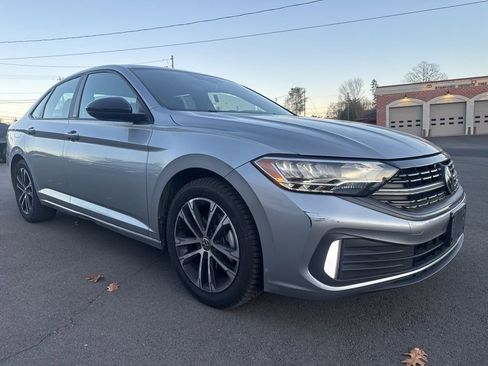 Used 2023 Volkswagen Jetta Sport image 3