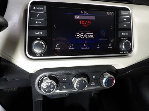 Used 2021 Nissan Versa SV FWD image 11