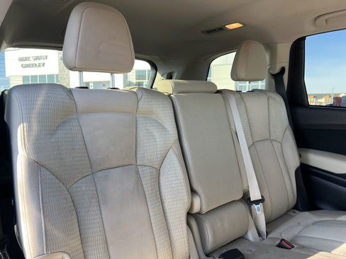 Used 2023 Subaru Ascent Premium w/ Convenience Package image 17