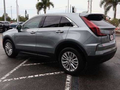 Used 2024 Cadillac XT4 Luxury w/ Cold Weather Package FWD image 5