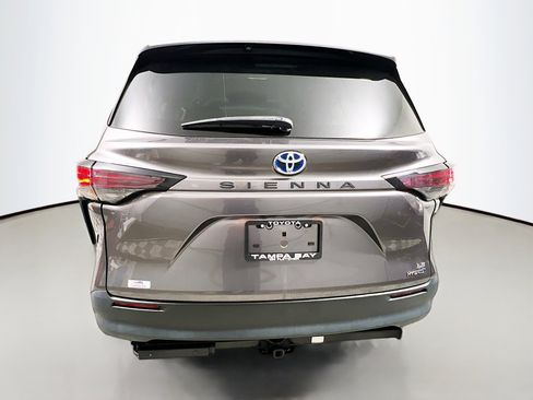 Used 2023 Toyota Sienna LE image 6