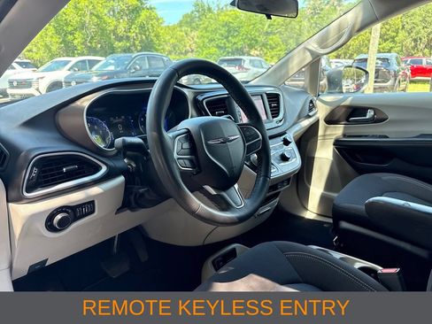 Used 2022 Chrysler Voyager LX FWD image 5