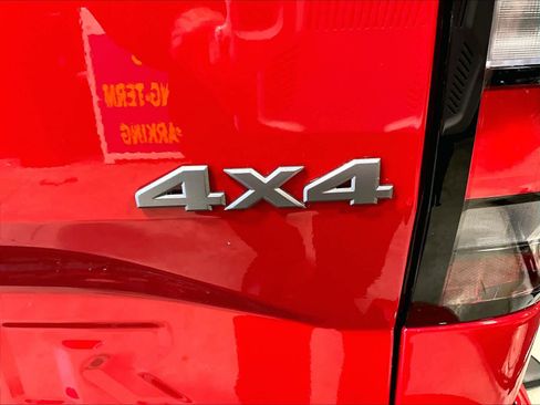 Used 2025 Nissan Frontier SV image 29