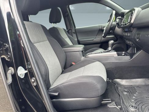 Used 2022 Toyota Tacoma TRD Off-Road image 19