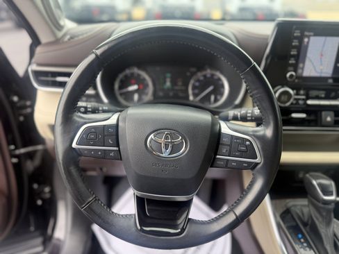Used 2022 Toyota Highlander Limited FWD image 9