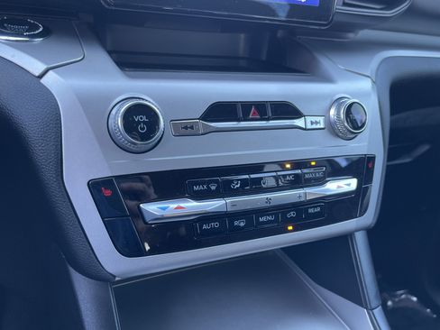 Used 2022 Ford Explorer XLT image 27