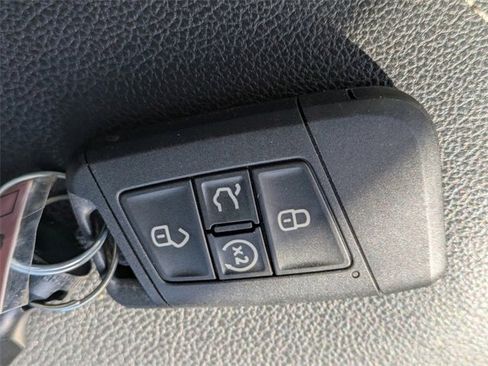 Certified 2023 Volkswagen Tiguan SE R-Line image 32