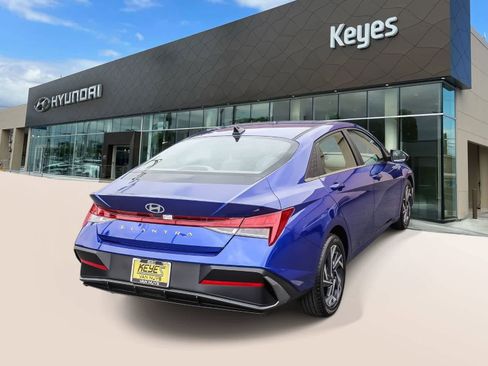 Certified 2025 Hyundai Elantra SEL FWD image 4