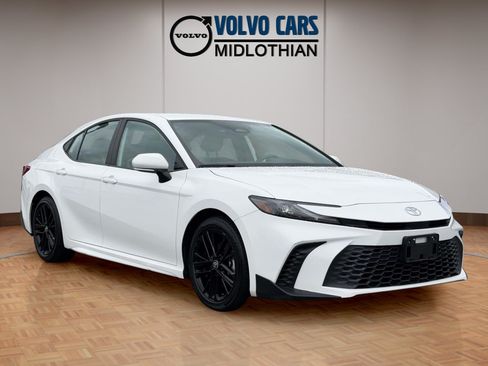 Used 2025 Toyota Camry SE FWD image 1